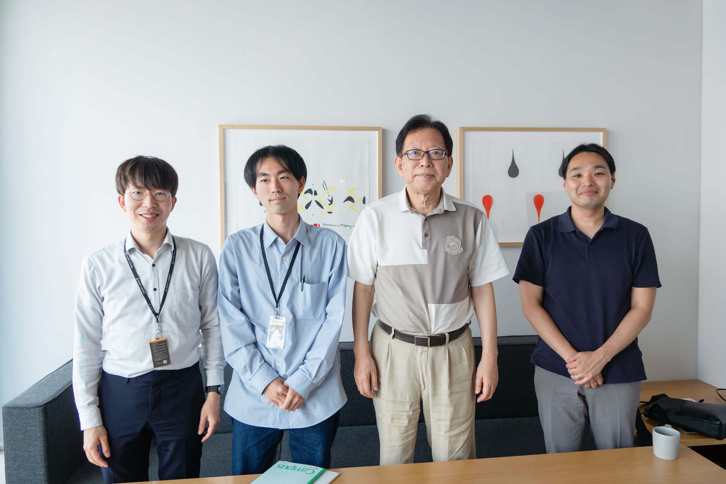 解説のあと、乾先生を囲んでやさしいAI研究所のメンバーと撮影した記念写真